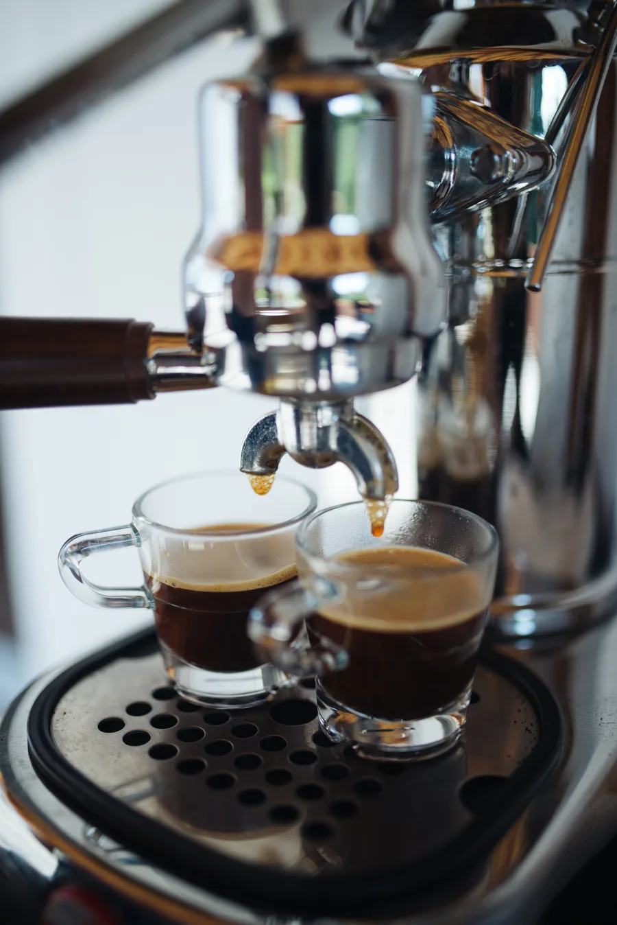Close de café sendo preparado: uma cena do universo de um negócio pode despertar atenção sem o dono aparecer.